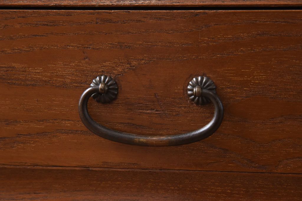 レトロ家具　当時物色ガラス入り　栗材　丸窓が可愛らしいレトロな重ね戸棚(収納棚)