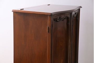ヴィンテージ家具　イギリスビンテージ　優雅で華やかなデザインのオーディオキャビネット(サイドキャビネット、収納棚、シェルフ)