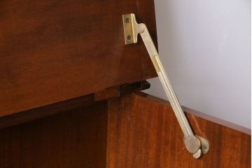 ヴィンテージ家具　イギリスビンテージ　優雅で華やかなデザインのオーディオキャビネット(サイドキャビネット、収納棚、シェルフ)