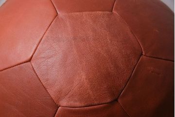 アンティーク雑貨　ビンテージ　de Sede(デセデ)　サッカーボール型　本革製クッション・レッドブラウン(ボールクッション)