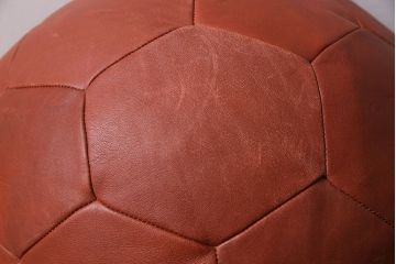 アンティーク雑貨　ビンテージ　de Sede(デセデ)　サッカーボール型　本革製クッション・レッドブラウン(ボールクッション)
