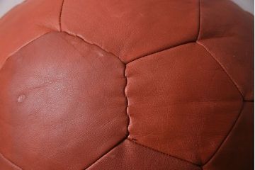 アンティーク雑貨　ビンテージ　de Sede(デセデ)　サッカーボール型　本革製クッション・レッドブラウン(ボールクッション)