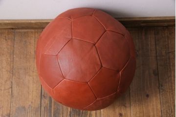 アンティーク雑貨　ビンテージ　de Sede(デセデ)　サッカーボール型　本革製クッション・レッドブラウン(ボールクッション)