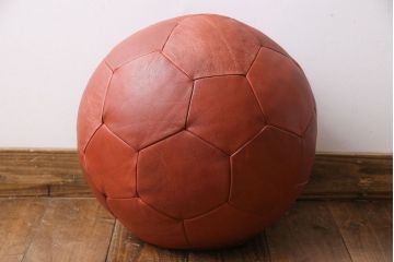 アンティーク雑貨　ビンテージ　de Sede(デセデ)　サッカーボール型　本革製クッション・レッドブラウン(ボールクッション)