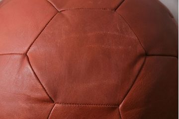 アンティーク雑貨　ビンテージ　de Sede(デセデ)　サッカーボール型　本革製クッション・レッドブラウン(ボールクッション)