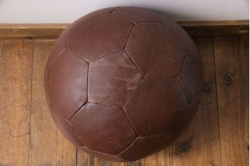 アンティーク雑貨　ビンテージ　de Sede(デセデ)　サッカーボール型　本革製クッション・ダークブラウン(ボールクッション)