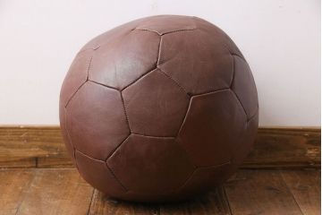 アンティーク雑貨　ビンテージ　de Sede(デセデ)　サッカーボール型　本革製クッション・ダークブラウン(ボールクッション)