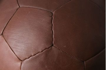アンティーク雑貨　ビンテージ　de Sede(デセデ)　サッカーボール型　本革製クッション・ダークブラウン(ボールクッション)