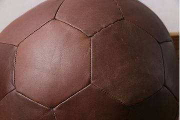 アンティーク雑貨　ビンテージ　de Sede(デセデ)　サッカーボール型　本革製クッション・ダークブラウン(ボールクッション)