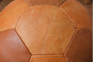 アンティーク雑貨　ビンテージ　de Sede(デセデ)　サッカーボール型　本革製クッション・ライトブラウン(ボールクッション)