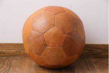 アンティーク雑貨　ビンテージ　de Sede(デセデ)　サッカーボール型　本革製クッション・ライトブラウン(ボールクッション)
