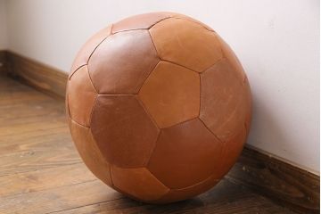 アンティーク雑貨　ビンテージ　de Sede(デセデ)　サッカーボール型　本革製クッション・ライトブラウン(ボールクッション)