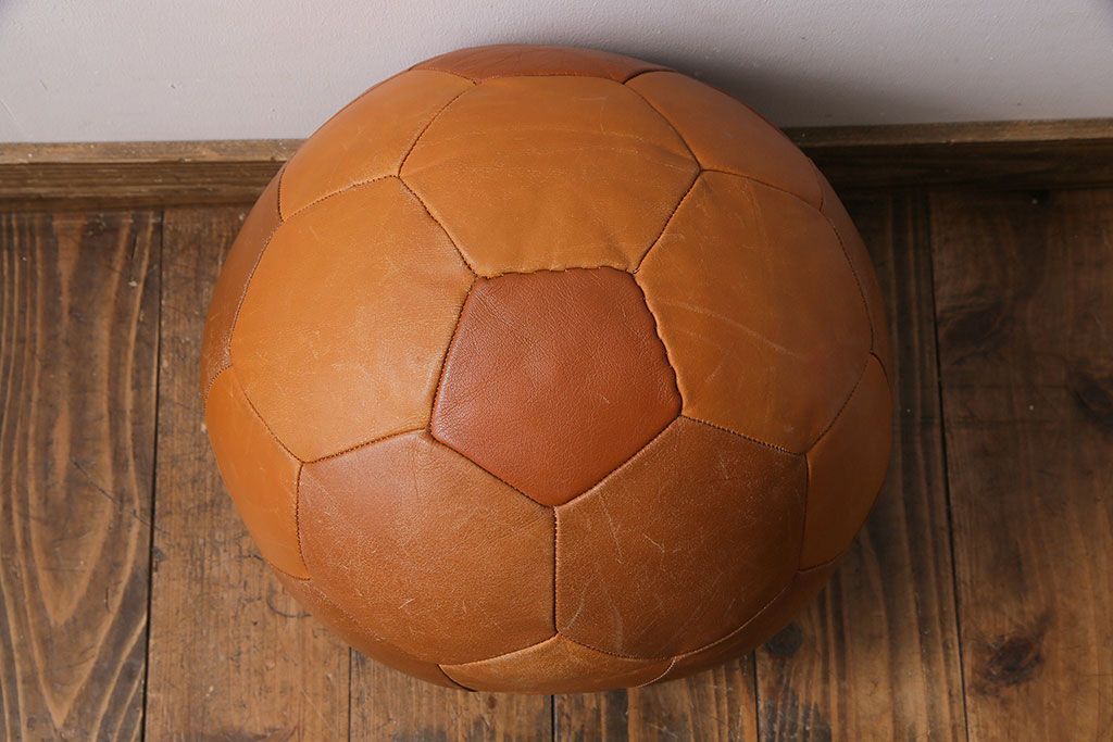 アンティーク雑貨　ビンテージ　de Sede(デセデ)　サッカーボール型　本革製クッション・ライトブラウン(ボールクッション)