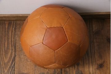 アンティーク雑貨　ビンテージ　de Sede(デセデ)　サッカーボール型　本革製クッション・ライトブラウン(ボールクッション)