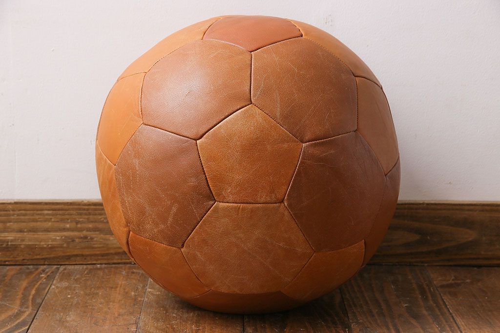 アンティーク雑貨　ビンテージ　de Sede(デセデ)　サッカーボール型　本革製クッション・ライトブラウン(ボールクッション)