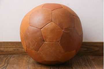 アンティーク雑貨　ビンテージ　de Sede(デセデ)　サッカーボール型　本革製クッション・ライトブラウン(ボールクッション)