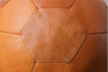 アンティーク雑貨　ビンテージ　de Sede(デセデ)　サッカーボール型　本革製クッション・ライトブラウン(ボールクッション)