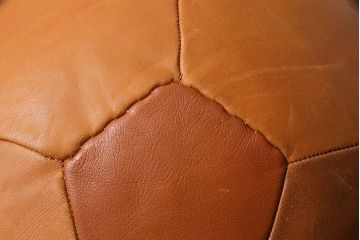 アンティーク雑貨　ビンテージ　de Sede(デセデ)　サッカーボール型　本革製クッション・ライトブラウン(ボールクッション)
