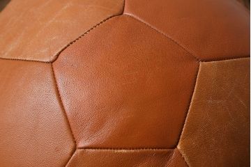アンティーク雑貨　ビンテージ　de Sede(デセデ)　サッカーボール型　本革製クッション・ライトブラウン(ボールクッション)