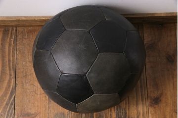 アンティーク雑貨　ビンテージ　de Sede(デセデ)　サッカーボール型　本革製クッション・バイカラーブラック(ボールクッション)