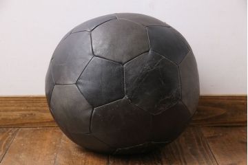 アンティーク雑貨　ビンテージ　de Sede(デセデ)　サッカーボール型　本革製クッション・バイカラーブラック(ボールクッション)