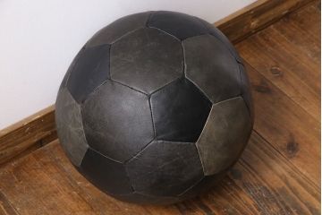 アンティーク雑貨　ビンテージ　de Sede(デセデ)　サッカーボール型　本革製クッション・バイカラーブラック(ボールクッション)
