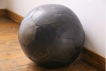アンティーク雑貨　ビンテージ　de Sede(デセデ)　サッカーボール型　本革製クッション・バイカラーブラック(ボールクッション)