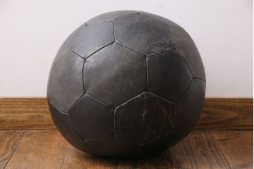 アンティーク雑貨　ビンテージ　de Sede(デセデ)　サッカーボール型　本革製クッション・バイカラーブラック(ボールクッション)