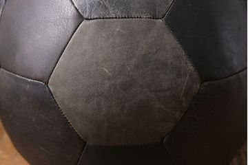 アンティーク雑貨　ビンテージ　de Sede(デセデ)　サッカーボール型　本革製クッション・バイカラーブラック(ボールクッション)