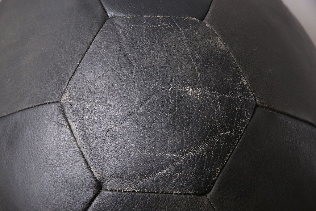 アンティーク雑貨　ビンテージ　de Sede(デセデ)　サッカーボール型　本革製クッション・バイカラーブラック(ボールクッション)
