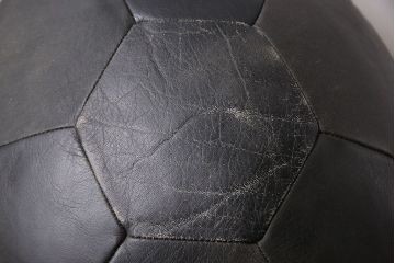 アンティーク雑貨　ビンテージ　de Sede(デセデ)　サッカーボール型　本革製クッション・バイカラーブラック(ボールクッション)