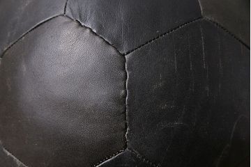 アンティーク雑貨　ビンテージ　de Sede(デセデ)　サッカーボール型　本革製クッション・バイカラーブラック(ボールクッション)