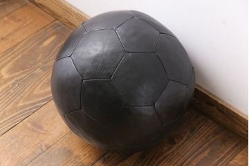 アンティーク雑貨　ビンテージ　de Sede(デセデ)　サッカーボール型　本革製クッション・ブラック(ボールクッション)(1)