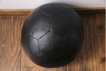 アンティーク雑貨　ビンテージ　de Sede(デセデ)　サッカーボール型　本革製クッション・ブラック(ボールクッション)(1)