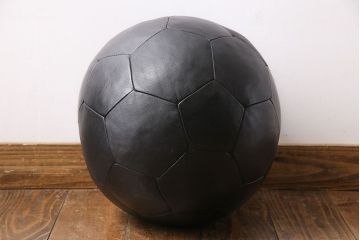 アンティーク雑貨　ビンテージ　de Sede(デセデ)　サッカーボール型　本革製クッション・ブラック(ボールクッション)(1)