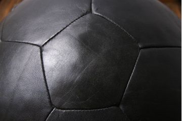 アンティーク雑貨　ビンテージ　de Sede(デセデ)　サッカーボール型　本革製クッション・ブラック(ボールクッション)(1)