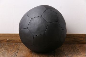 アンティーク雑貨　ビンテージ　de Sede(デセデ)　サッカーボール型　本革製クッション・ブラック(ボールクッション)(2)