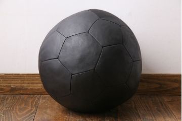 アンティーク雑貨　ビンテージ　de Sede(デセデ)　サッカーボール型　本革製クッション・ブラック(ボールクッション)(2)