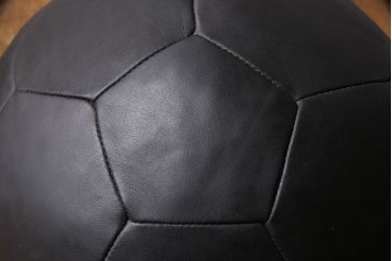 アンティーク雑貨　ビンテージ　de Sede(デセデ)　サッカーボール型　本革製クッション・ブラック(ボールクッション)(2)