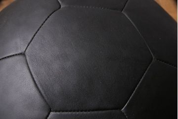 アンティーク雑貨　ビンテージ　de Sede(デセデ)　サッカーボール型　本革製クッション・ブラック(ボールクッション)(2)