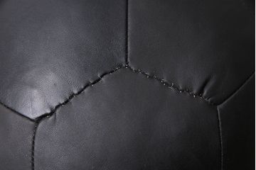 アンティーク雑貨　ビンテージ　de Sede(デセデ)　サッカーボール型　本革製クッション・ブラック(ボールクッション)(3)