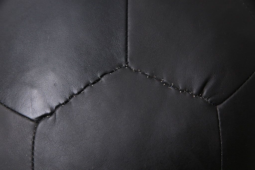 アンティーク雑貨　ビンテージ　de Sede(デセデ)　サッカーボール型　本革製クッション・ブラック(ボールクッション)(3)