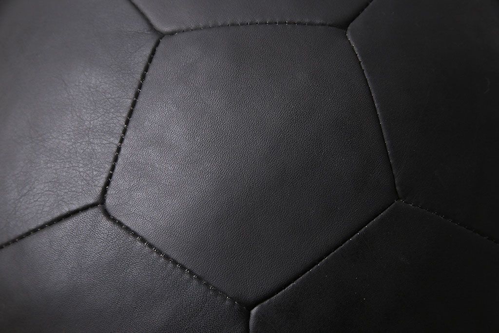 アンティーク雑貨　ビンテージ　de Sede(デセデ)　サッカーボール型　本革製クッション・ブラック(ボールクッション)(3)