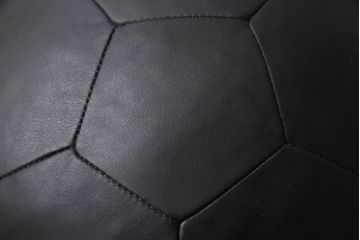 アンティーク雑貨　ビンテージ　de Sede(デセデ)　サッカーボール型　本革製クッション・ブラック(ボールクッション)(3)