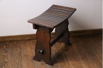 アンティーク家具　イギリスアンティーク　オーク材　曲線のデザインが素敵なスツール(椅子、チェア)