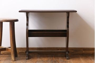 アンティーク家具　なめらかな質感とシックなデザインが魅力的なサイドテーブル(カフェテーブル、花台)