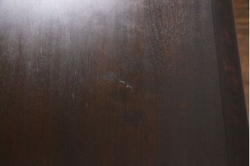 アンティーク家具　なめらかな質感とシックなデザインが魅力的なサイドテーブル(カフェテーブル、花台)