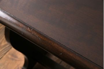 アンティーク家具　なめらかな質感とシックなデザインが魅力的なサイドテーブル(カフェテーブル、花台)