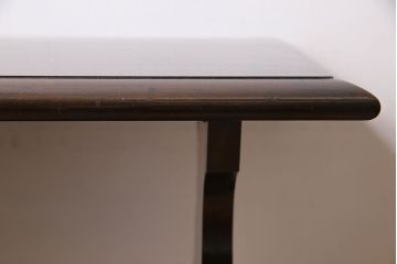 アンティーク家具　なめらかな質感とシックなデザインが魅力的なサイドテーブル(カフェテーブル、花台)