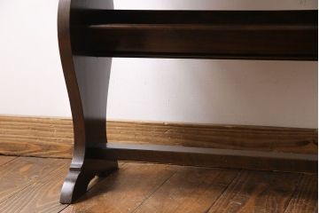 アンティーク家具　なめらかな質感とシックなデザインが魅力的なサイドテーブル(カフェテーブル、花台)